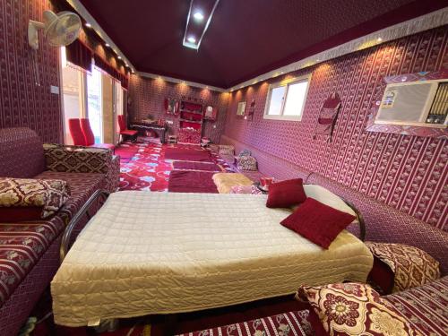 吉达Modernistic Antique Stay的一间卧室配有两张床,卧室内配有沙发