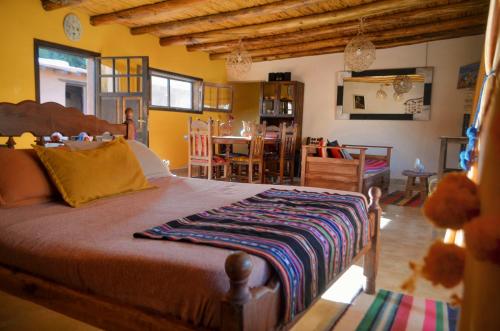 胡阿卡勒拉Katanuna的一间卧室设有一张床和一间用餐室