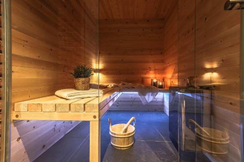 贝加莫AR Prestige Penthouse - TriBeCa Loft的木制房间中带长凳的桑拿浴室