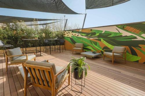 贝加莫AR Prestige Penthouse - TriBeCa Loft的一个带桌椅和遮阳伞的甲板