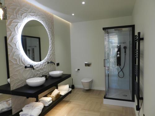 马尔托雷尔HOTEL MANEL的浴室设有2个水槽和镜子