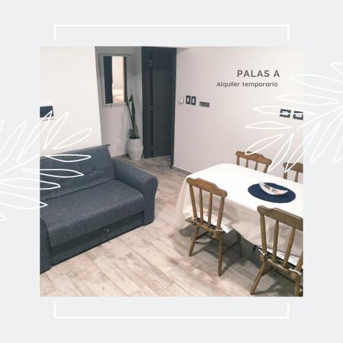 贝纳多图埃托Palas A的客厅配有沙发和桌子