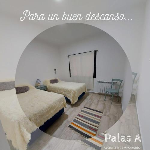 贝纳多图埃托Palas A的一间设有两张床和椅子的房间