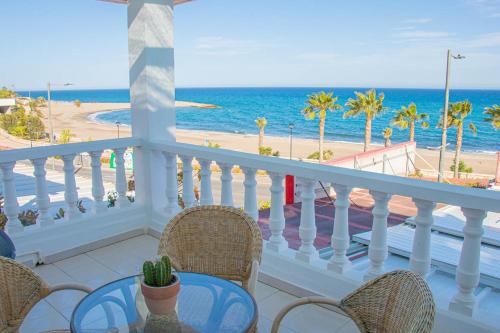 莫哈卡尔La Esperanza Beach- Zona Pubs y Restaurantes的一个带桌椅的海景阳台