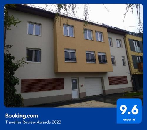 塞格德Blonde River Apartman Móra Szeged的一张公寓楼的照片,上面写着