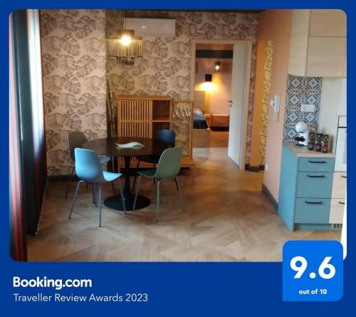 塞格德Blonde River Apartman Móra Szeged的厨房以及带桌椅的用餐室。