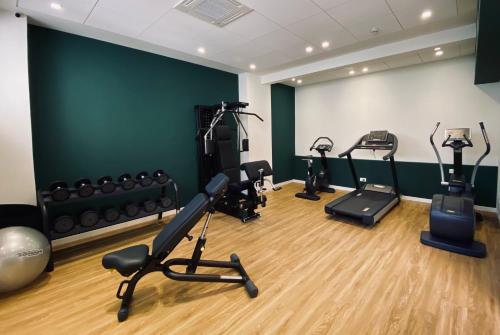 巴多利诺莱蒂齐亚别墅酒店的健身房设有跑步机,健身房提供健身自行车