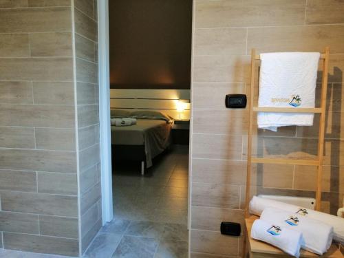 莱波拉诺A12-Masseria Villa Gandoli-Piscina的带淋浴的浴室和配有床的房间
