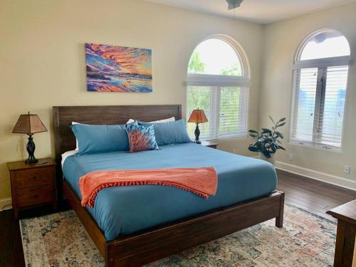 埃斯孔迪多Hilltop Hacienda - Views - Pool的一间卧室设有一张大蓝色的床和两个窗户