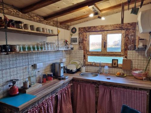波德戈里察Wolf & Sheep Nature & Adventure的厨房配有台面和水槽