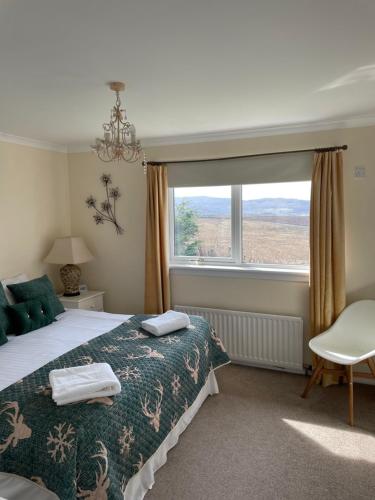 波特里Stags View Holiday Home的一间卧室设有一张床和一个大窗户