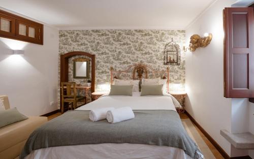奥比多斯蒂亚戈奥比多斯住宿加早餐旅馆的一间卧室配有一张大床和镜子