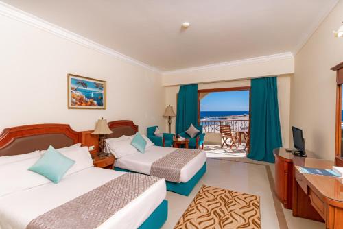 库塞尔Life Resorts Coral Hills Beach & SPA的酒店客房设有两张床和一个阳台。