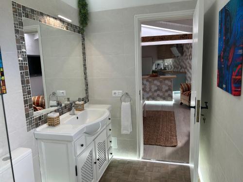 加拉奇科Casa La Oliva的白色的浴室设有水槽和镜子
