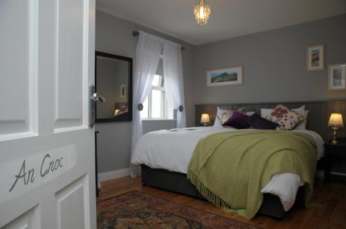 Ballydavid利艾斯卡住宿加早餐旅馆的一间卧室设有一张大床和一个窗户。