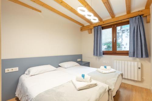 雷凯蒂奥Gamarra - baskeyrentals的一间卧室设有两张床和窗户。
