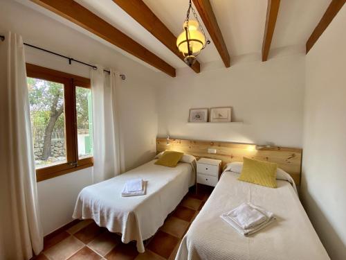 波连斯萨Encant的带窗户的客房内的两张床