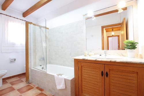 波连斯萨Encant的带浴缸、水槽和淋浴的浴室