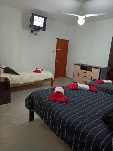 奇莱西托Ashpa newen的一间卧室配有两张带红白色毛巾的床
