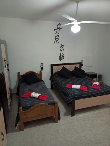 奇莱西托Ashpa newen的两张睡床彼此相邻,位于一个房间里