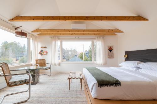 普莱西德湖Eastwind Hotel Lake Placid的一间卧室设有一张大床和一个窗户。
