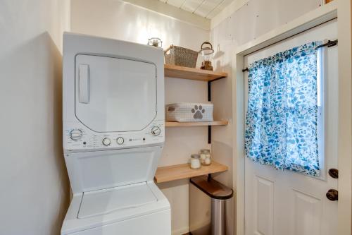 卡梅尔Vacation Rental Home about 1 Mi to Carmel Beach!的一间小房子里的白色洗衣机和烘干机