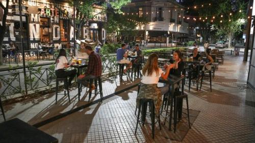 罗萨里奥Loft Espectacular Céntrico con Garaje的一群坐在城市街道桌子上的人