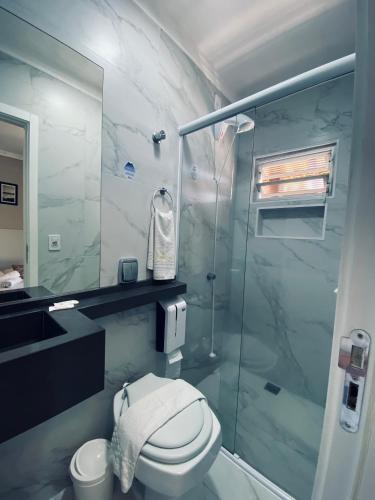 佩尼亚罗利马尔酒店的一间带卫生间和玻璃淋浴间的浴室