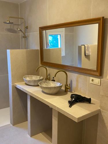 哈维亚Casa El Sueño的浴室设有2个水槽和镜子