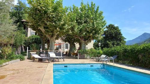 皮热泰涅尔Mas Bella Vida的庭院内的游泳池,带椅子和树木