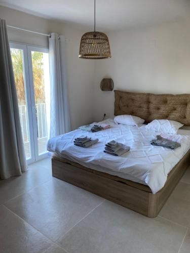哈维亚Casa El Sueño的一间卧室配有一张带白色床单的大床