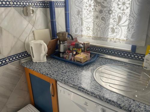 圣玛丽亚港波多黎各雪利公寓式酒店的小型厨房配有带水槽的台面