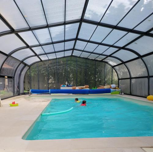 SormeryLa Demeure d'Othe的一座带开放式天花板的室内游泳池