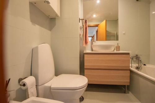 马托西纽什Porto Metro-At-Home Apartment的浴室配有白色卫生间和盥洗盆。