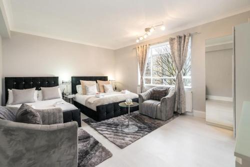 伦敦Exceptional 5 stars flat in lovely location的客厅配有床和沙发