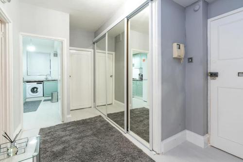 伦敦Exceptional 5 stars flat in lovely location的一间浴室,内设镜子和水槽