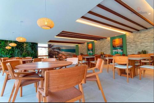 伊波茹卡Mana Beach Flat Prime的用餐室配有木桌和椅子