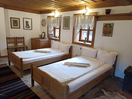 科瓦切维卡Къща за гости Кануш войвода的一间卧室,配有两张床