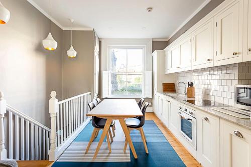伦敦Idyllic Islington Flat的厨房配有桌椅
