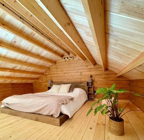 丰沙尔Mountain Eco Shelter 5的卧室配有木制天花板上的床铺