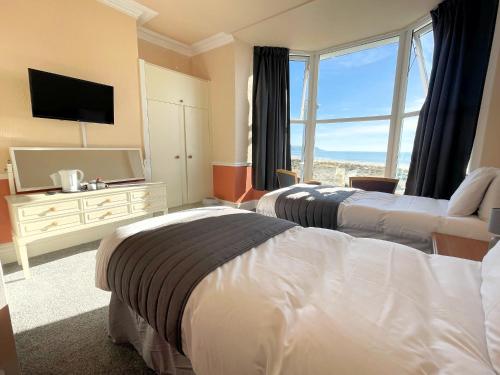 巴茅思The Sandbanks的酒店客房设有两张床和电视。