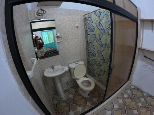 阿亚姆佩MaMMa Jungla的一间带卫生间、水槽和镜子的浴室