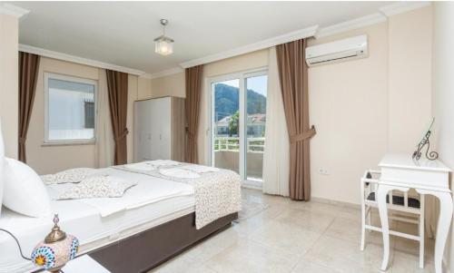 达利安Villa Seda的一间卧室配有一张床、一张书桌和一个窗户。