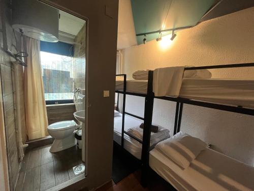 斯科普里M - Square Private Rooms的一间小房间,设有两张双层床和一间浴室