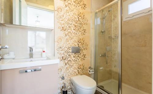 达利安Villa Seda的带淋浴、卫生间和盥洗盆的浴室