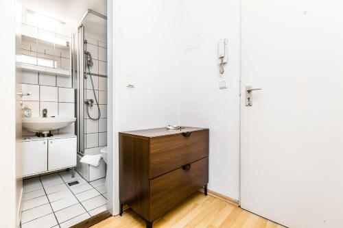 科隆Work and Stay Koeln Ostheim的一间带水槽和木制橱柜的浴室