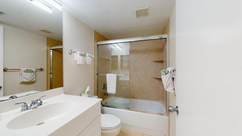 马可岛Beachfront 1 Bed w/ On Site Tiki Bar/Restaurant!的一间带水槽、卫生间和淋浴的浴室