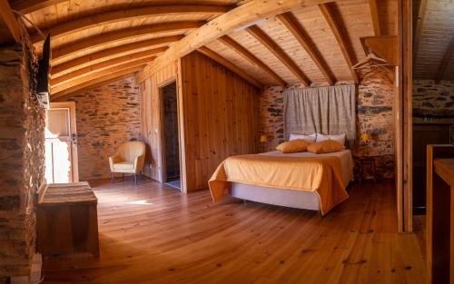 Martim BrancoXisto Sentido的铺有木地板的客房内设有一间卧室和一张床。