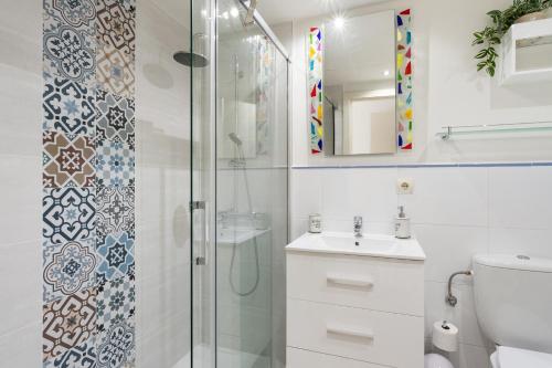 奥里韦拉斯科斯塔CB Living - Apartment with roof terrace Aguamarina的带淋浴、卫生间和盥洗盆的浴室