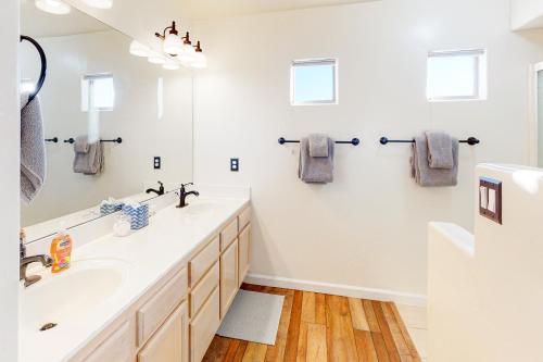 奥罗谷Vistoso Resort Casita #249的白色的浴室设有水槽和镜子